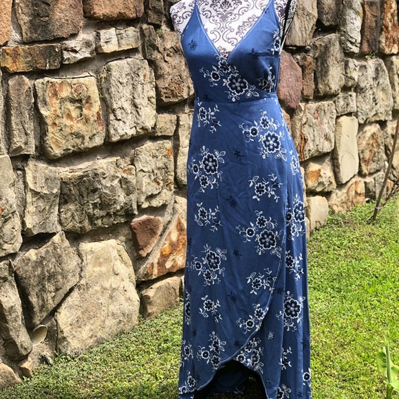 Chelsea & Violet Navy Embroidered Dress NWT Medium - Picture 2 of 8